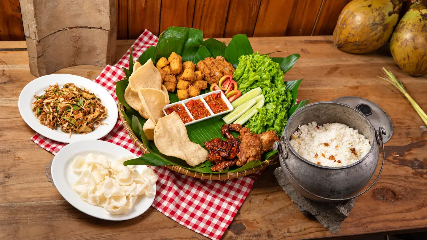 Paket keluarga menu Sunda lengkap dengan nasi, lauk, lalapan, kerupuk, dan sambal